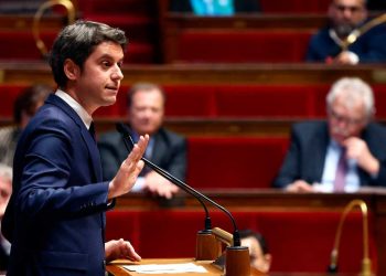 Primer ministro francés enfrenta moción de censura