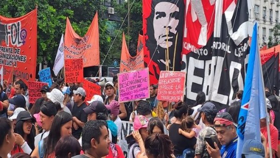 Se movilizan en Argentina contra ajuste neoliberal de Milei