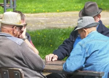 Gobierno Milei estudia pasar a planes sociales a los jubilados que accedieron por moratoria