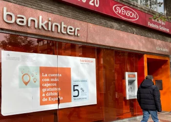 Los bancos cobran hasta 12 euros por realizar transferencias inmediatas: en 2025 tendrán que dejar de hacerlo