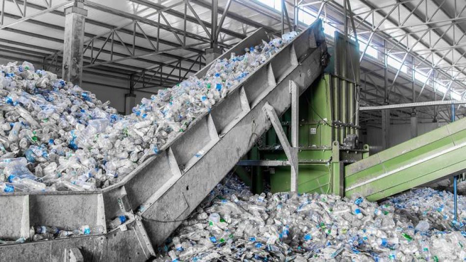 Alianza Verde pide al Gobierno implementar con urgencia el SDDR tras el informe internacional que alerta de la estafa de la industria global del plástico