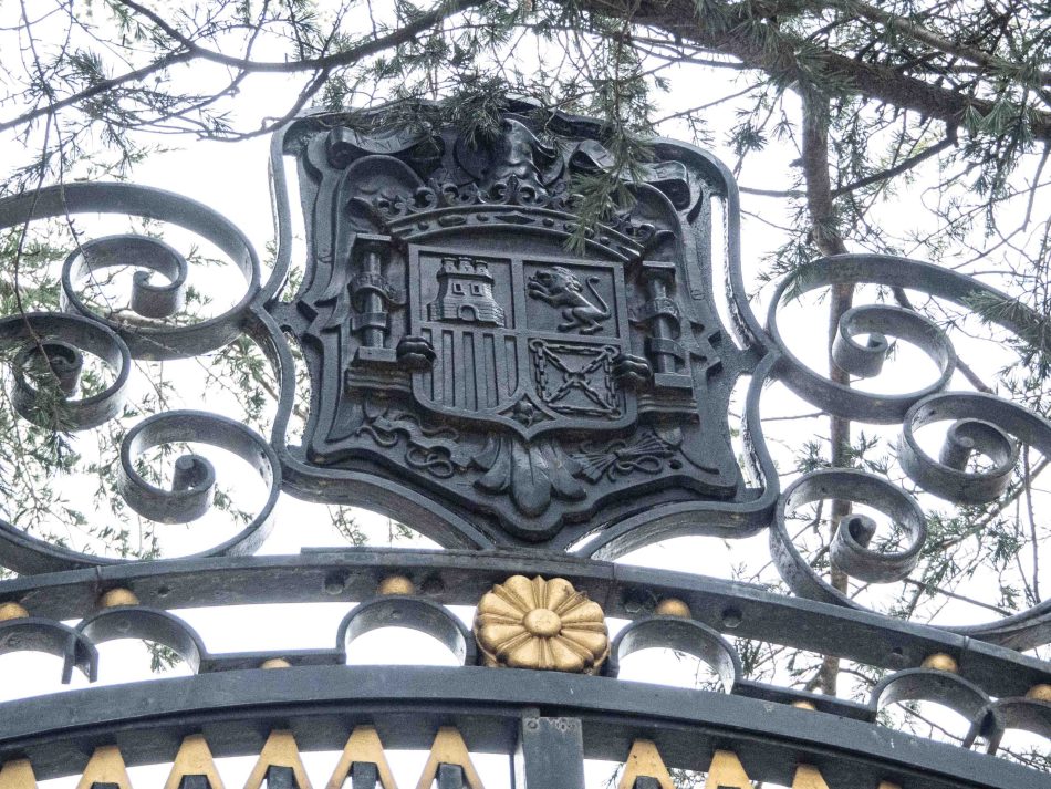 La Fiscalía Provincial de Madrid avala la permanencia de los escudos franquistas del Palacio del Pardo