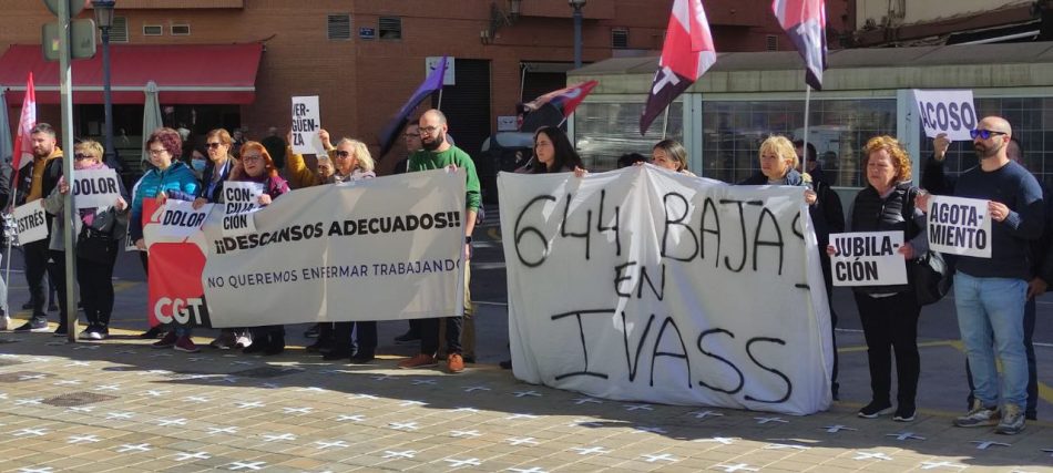 Las trabajadoras del IVASS se concentran ante los incumplimientos de la Conselleria