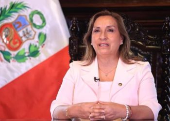Fiscalía de Perú inicia investigación contra presidenta por corrupción