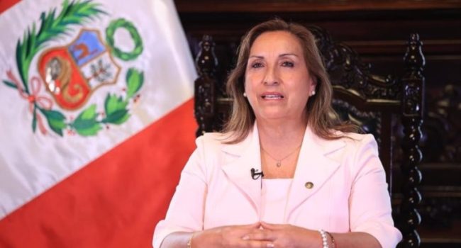 Fiscalía de Perú inicia investigación contra presidenta por corrupción