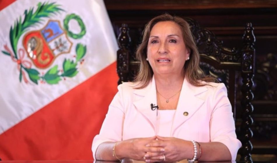 Fiscalía de Perú inicia investigación contra presidenta por corrupción