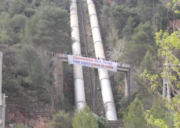 Colectivos sociales manifiestan, en Bolarque, su oposición a los trasvases