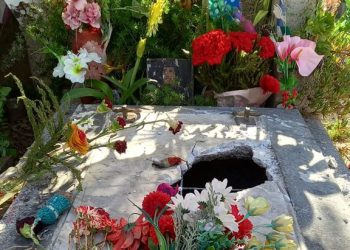 Profanan la tumba de Víctor Jara y su esposa Joan Turner en Chile