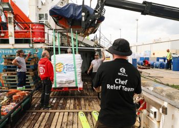 El Open Arms zarpa desde Chipre con 200 toneladas de alimentos básicos para aliviar la hambruna en la franja de Gaza