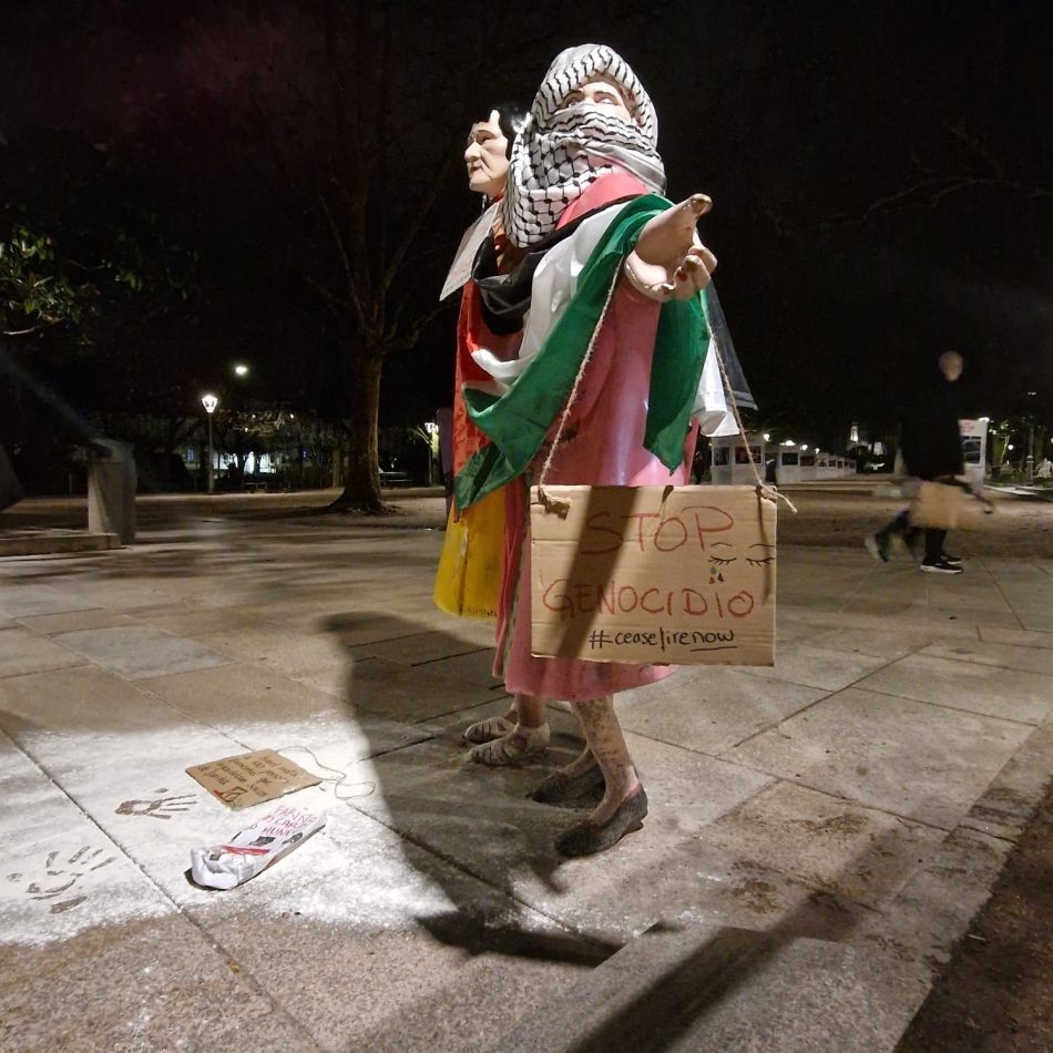 «As esculturas de Santiago espertan sangrando por Palestina»