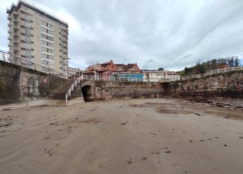 Vuelven a sancionar al Ayuntamiento de Carreño por los vertidos de aguas residuales que acaban en la playa de la Pregona en Candas