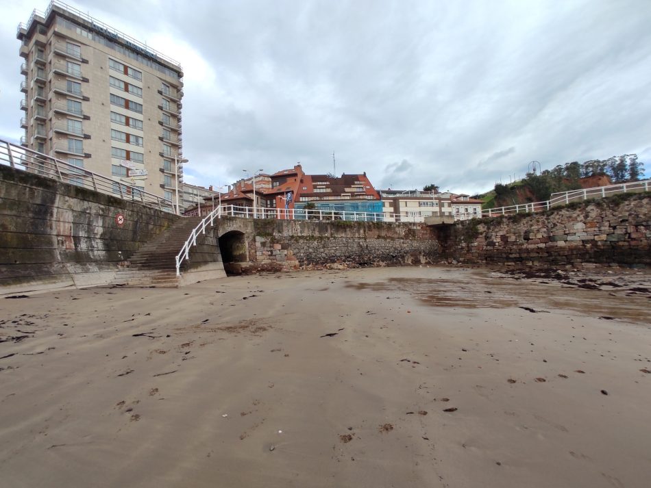 Vuelven a sancionar al Ayuntamiento de Carreño por los vertidos de aguas residuales que acaban en la playa de la Pregona en Candas