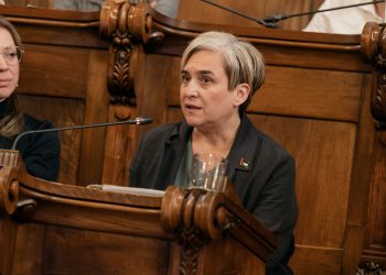 Colau: “Votar aquest pressupost seria donar un xec en blanc perquè demà mateix aprovin mesures contra el nostre model de ciutat”