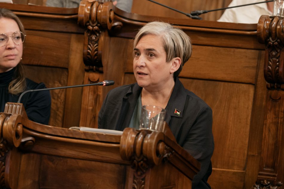 Colau: “Votar aquest pressupost seria donar un xec en blanc perquè demà mateix aprovin mesures contra el nostre model de ciutat”