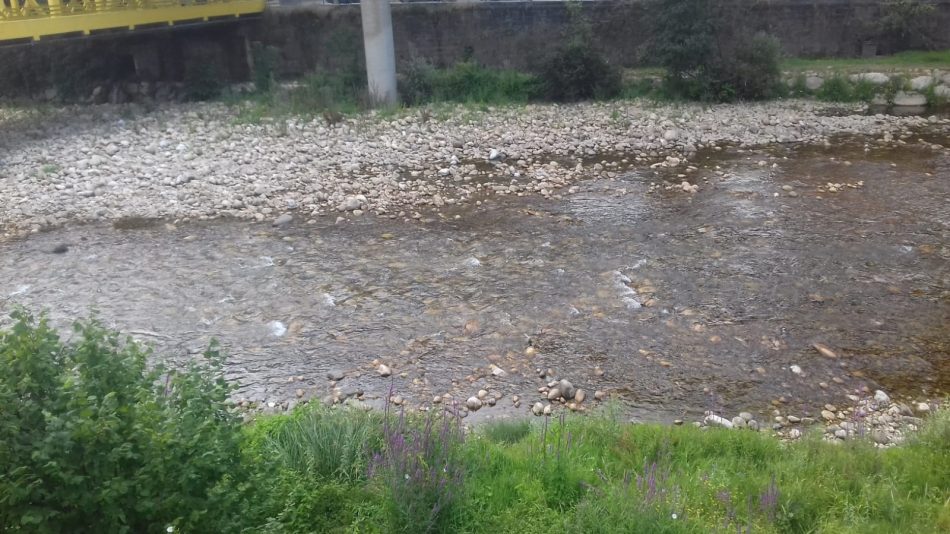 «Hay que frenar el vertido de micro plásticos al Nalón que llegan a las playas»