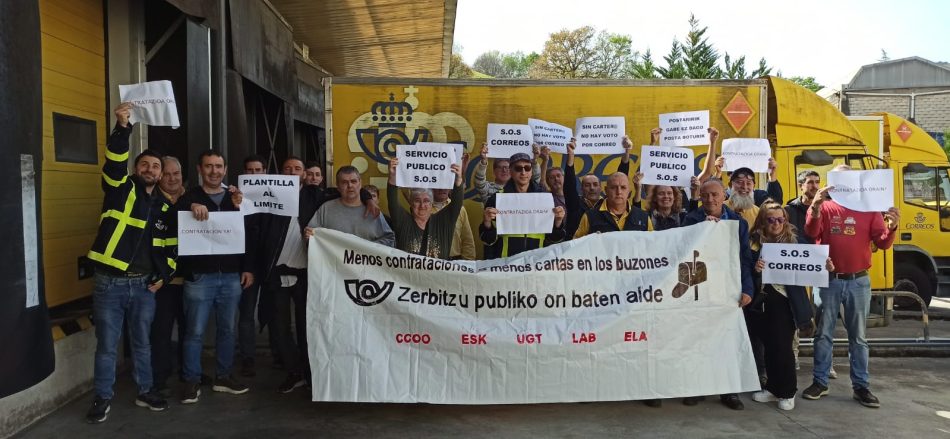 Concentraciones hoy de la plantilla de Correos de Gipuzkoa para denunciar el estado en que se encuentran las unidades de reparto