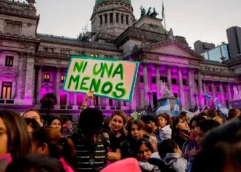Mujeres marchan en Argentina, pese a la Policía y la lluvia