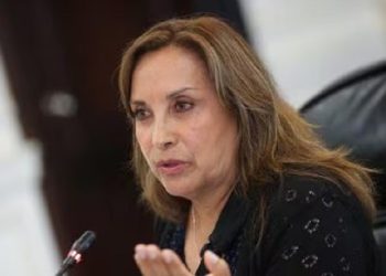 La oposición critica a la presidenta peruana Dina Boluarte por victimizarse tras el registro policial de su vivienda