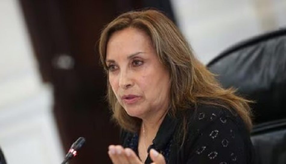 La oposición critica a la presidenta peruana Dina Boluarte por victimizarse tras el registro policial de su vivienda