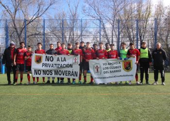 Más de 300 familias de los clubes Racing Villaverde y Santiago Apóstol se concentran frente a la Junta Municipal este jueves para pedir al concejal un nuevo acuerdo