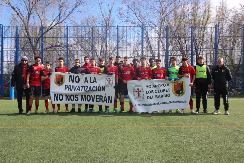 Más de 300 familias de los clubes Racing Villaverde y Santiago Apóstol se concentran frente a la Junta Municipal este jueves para pedir al concejal un nuevo acuerdo