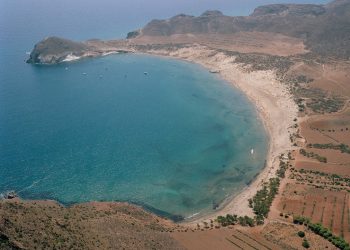 Sumar insta al Congreso a parar el hotel proyectado en la playa de Los Genoveses (Cabo de Gata, Almería)