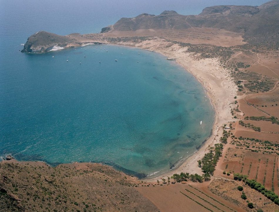 Sumar insta al Congreso a parar el hotel proyectado en la playa de Los Genoveses (Cabo de Gata, Almería)