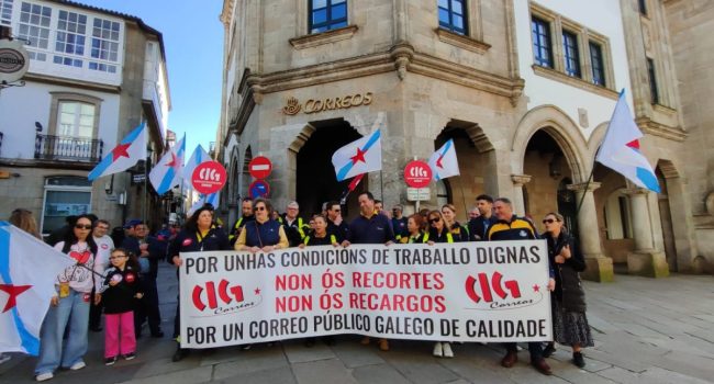 CIG-Correos concéntrase na oficina principal de Compostela para denunciar a sobrecarga e os recortes na entidade