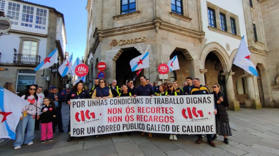 CIG-Correos concéntrase na oficina principal de Compostela para denunciar a sobrecarga e os recortes na entidade