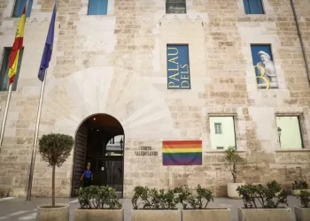 Compromís propone a la Mesa de las Cortes que se cuelgue la bandera LGTBI los días 17 de mayo y 28 de junio