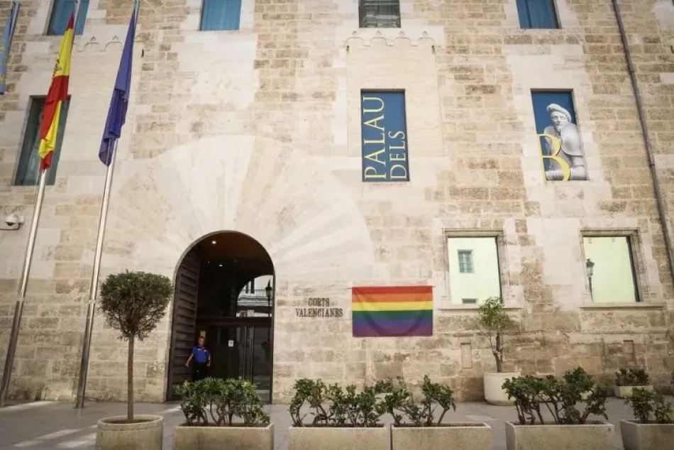 Compromís propone a la Mesa de las Cortes que se cuelgue la bandera LGTBI los días 17 de mayo y 28 de junio