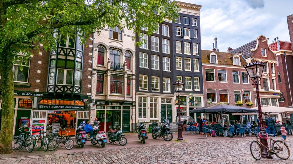 Ámsterdam prohibirá la construcción de nuevos edificios hoteleros para luchar contra el turismo de masas