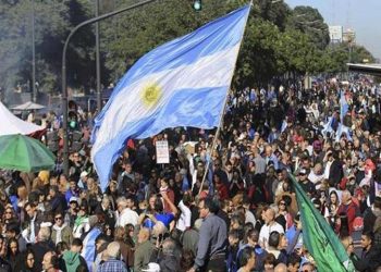 Marchan en Argentina en defensa de la educación pública