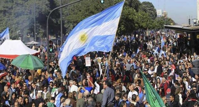 Marchan en Argentina en defensa de la educación pública