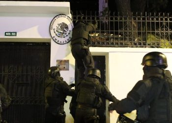 La Policía de Ecuador entra por la fuerza a la embajada de México para detener al exvicepresidente Jorge Glas