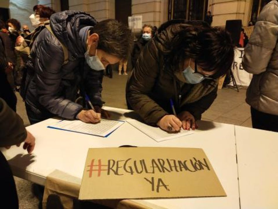 Ismael González muestra el “respaldo de IU” a la ILP que se debate en el Congreso para la regularización extraordinaria de personas extranjeras que residen en España