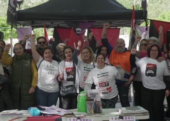 Se cumplen cuatro semanas al raso de la Acampada del SAD ante el Ayuntamiento de Sevilla