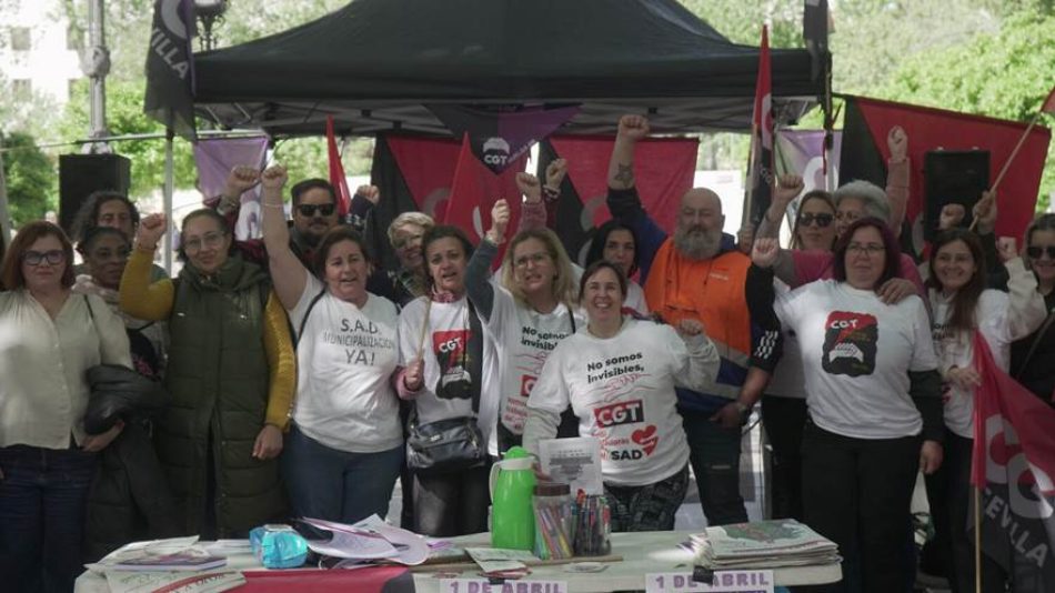 Se cumplen cuatro semanas al raso de la Acampada del SAD ante el Ayuntamiento de Sevilla