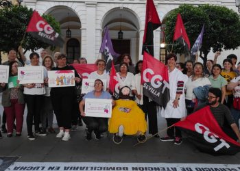 Se cumplen dos semanas de Acampada del Servicio de Atención Domiciliaria (SAD) ante el Ayuntamiento de Sevilla