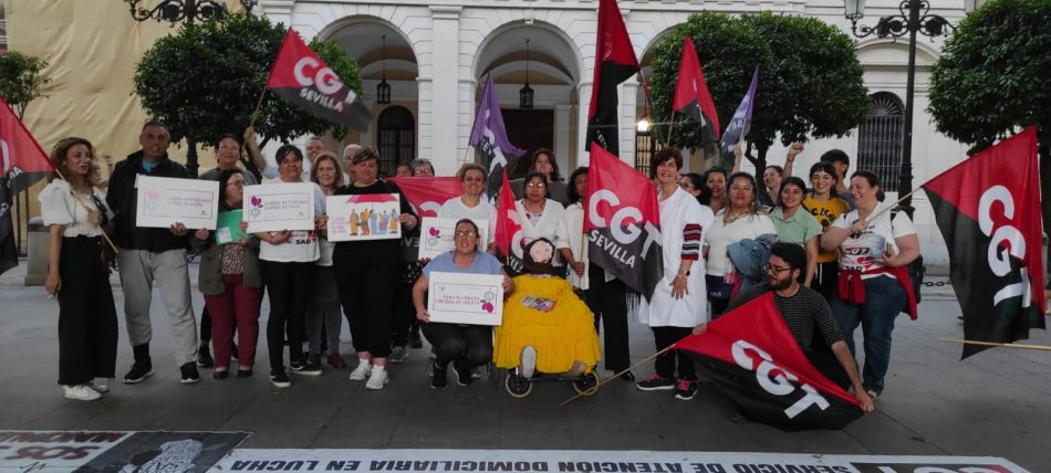 Se cumplen dos semanas de Acampada del Servicio de Atención Domiciliaria (SAD) ante el Ayuntamiento de Sevilla