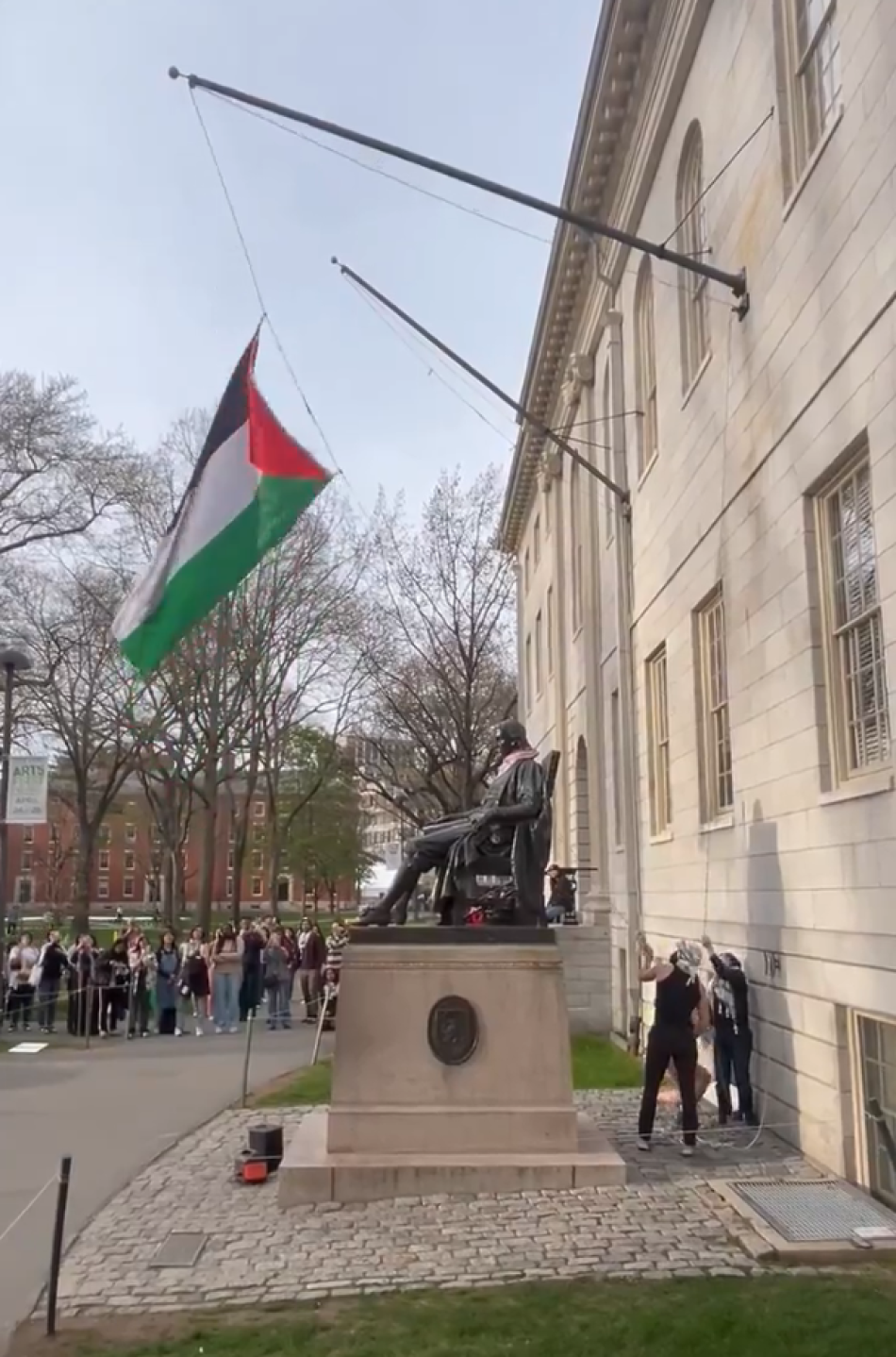 Estudiantes en Harvard izan la bandera palestina en lugar de la de EEUU