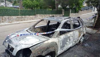 Arde el coche de un miembro de Ecologistas en Acción en la puerta de su vivienda en Los Molinos