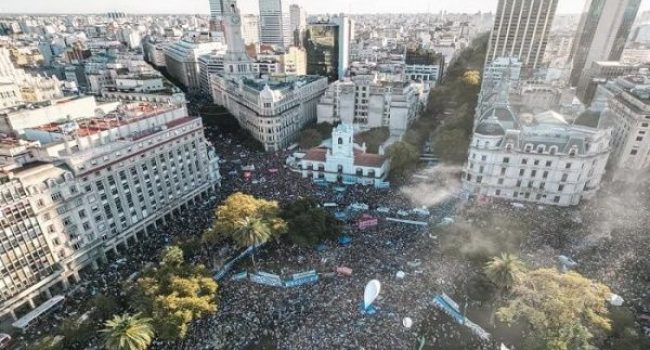 Realizan marcha en defensa de la educación pública y el presupuesto en Argentina