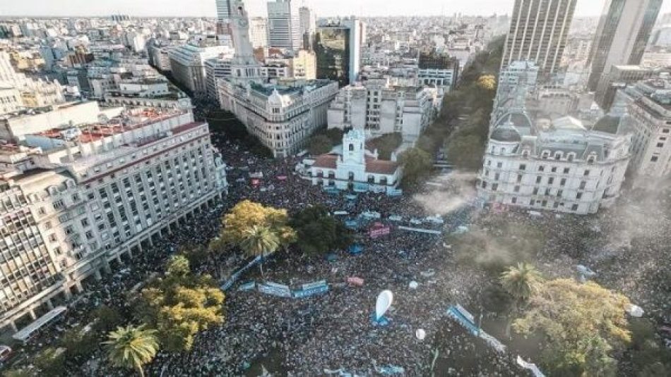 Realizan marcha en defensa de la educación pública y el presupuesto en Argentina