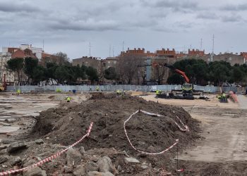 La Asamblea de Madrid comprueba la ineficacia de las medidas de protección del alumnado del colegio Perú por las obras de las línea 11