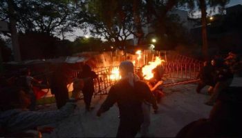Manifestantes propalestinos prenden fuego a embajada de Israel en México