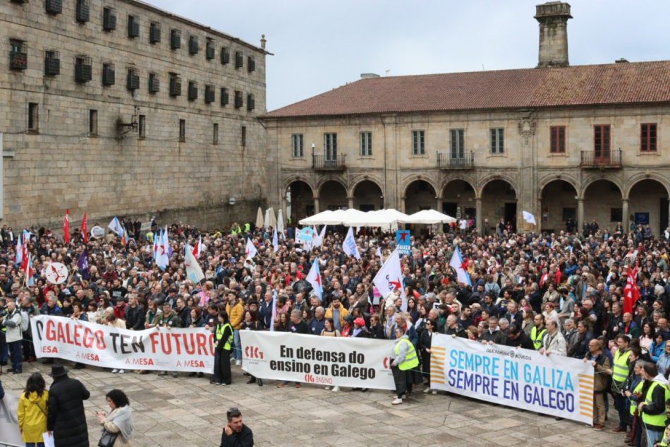 Milleiros de persoas reclaman en Compostela un galego vivo para termos unha Galiza viva