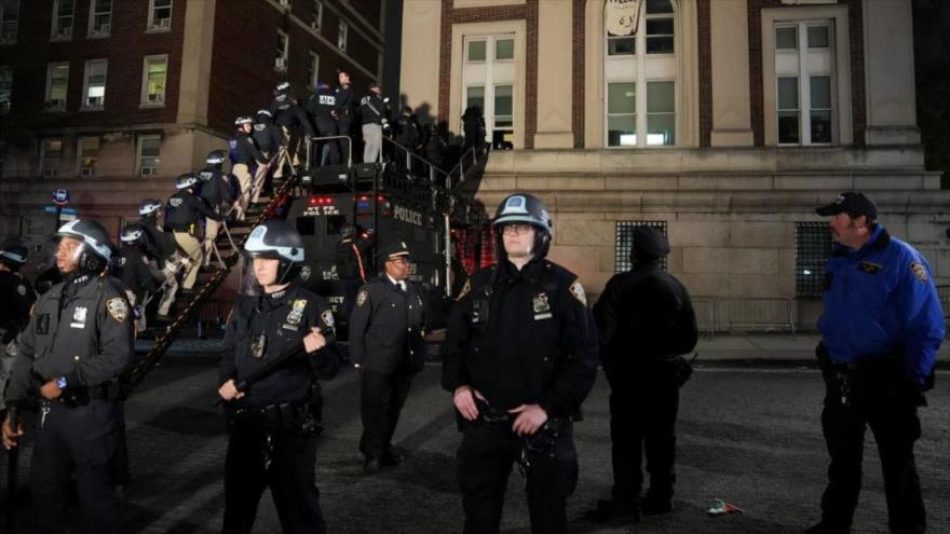 Arrecia represión en Nueva York: Detienen a 300 estudiantes propalestinos