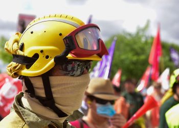 «Hay que dignificar la profesión de las bomberas y bomberos forestales»