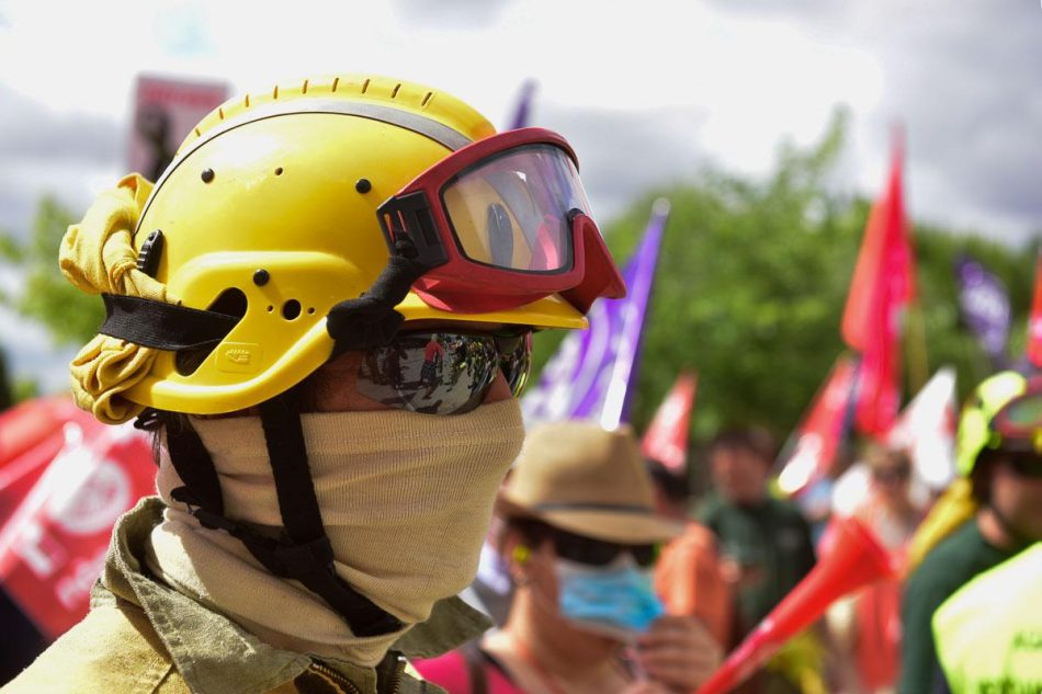 «Hay que dignificar la profesión de las bomberas y bomberos forestales»